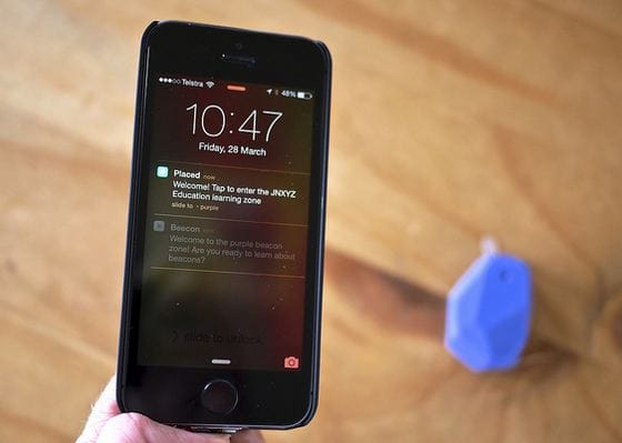 लोगों के मन में डर रहता है कि यदि फोन के नोटिफिकेशन नहीं देखेंगे तो उनसे कहीं कुछ मिस ना हो जाए. इससे आपका रेस्ट टाइम भी कम होता है. रिसर्च सलाह देती है कि इससे बेहतर आप फोन का कम ही इस्तेमाल करें और नोटिफिकेशंस पर बहुत ध्यान ना दें. फोटोः गूगल फ्री इमेज  