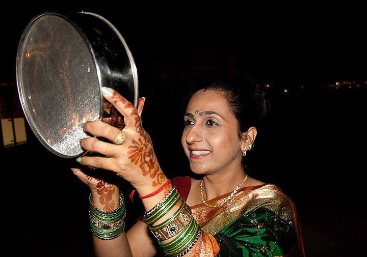 अगर पत्नी को मंगलदोष हो तो शादी की सालगिरह पर सुंदरकांड का पाठ या रुद्राभिषेक कराएं. या फिर शादी की सालगिरह पर बरगद या आम का पेड़ लगाएं.   इसके अलावा पत्नी हर मंगलवार को ऊं दुं दुर्गाय नम: और ऊं  ह्रीं क्लीं चमुंडाय नम: का जप करे. फोटोः गूगल फ्री इमेज  