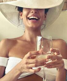 बिकिनी में हॉटनेस के जलवे बिखेर रही है ये हीरोइन, देखें तस्वीरें