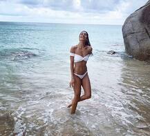 बिकिनी में हॉटनेस के जलवे बिखेर रही है ये हीरोइन, देखें तस्वीरें