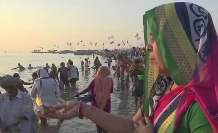 ऐसी मान्यता है कि शरद पूर्णिमा के दिन लक्ष्मीजी को खीर का भोग लगाया जाए तो हमेशा उनकी कृपा बरसती रहती है और पैसों की कमी कभी नहीं होती. ऐसा माना जाता है कि शरद पूर्णिमा के दिन चंद्रमा से बरसने वाले अमृत का रसास्वादन किया जाता है. 