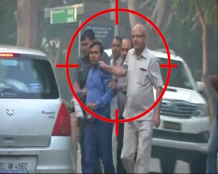 2 Men Arrested From Outside CBI Chief Alok Verma's Home आलोक वर्मा के घर बाहर से पकड़े गए लोग IB से ही, ब्यूरो ने कहा- निगरानी का मतलब खुफिया मिशन नहीं: सूत्र