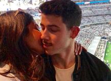 प्रियंका ने मंगेतर के साथ पोस्ट की Romantic तस्वीर, निक ने ड्रेस को लेकर किया ऐसा कमेंट