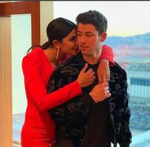 प्रियंका ने मंगेतर के साथ पोस्ट की Romantic तस्वीर, निक ने ड्रेस को लेकर किया ऐसा कमेंट