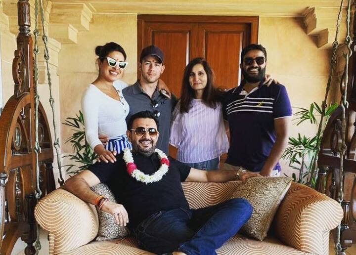 प्रियंका ने हाल ही में दिए एक इंटरव्यू में बताया था कि निक अब भारत में भी काफी कंफर्टेबल फील करते हैं.उन्होंने बताया कि जब मैं काम के सिलसिले में लोगों से मीटिंग कर रही थी तो निक यहां अपने दोस्तों से मिल रहे थे और टाइम स्पेंड कर रहे थे. 