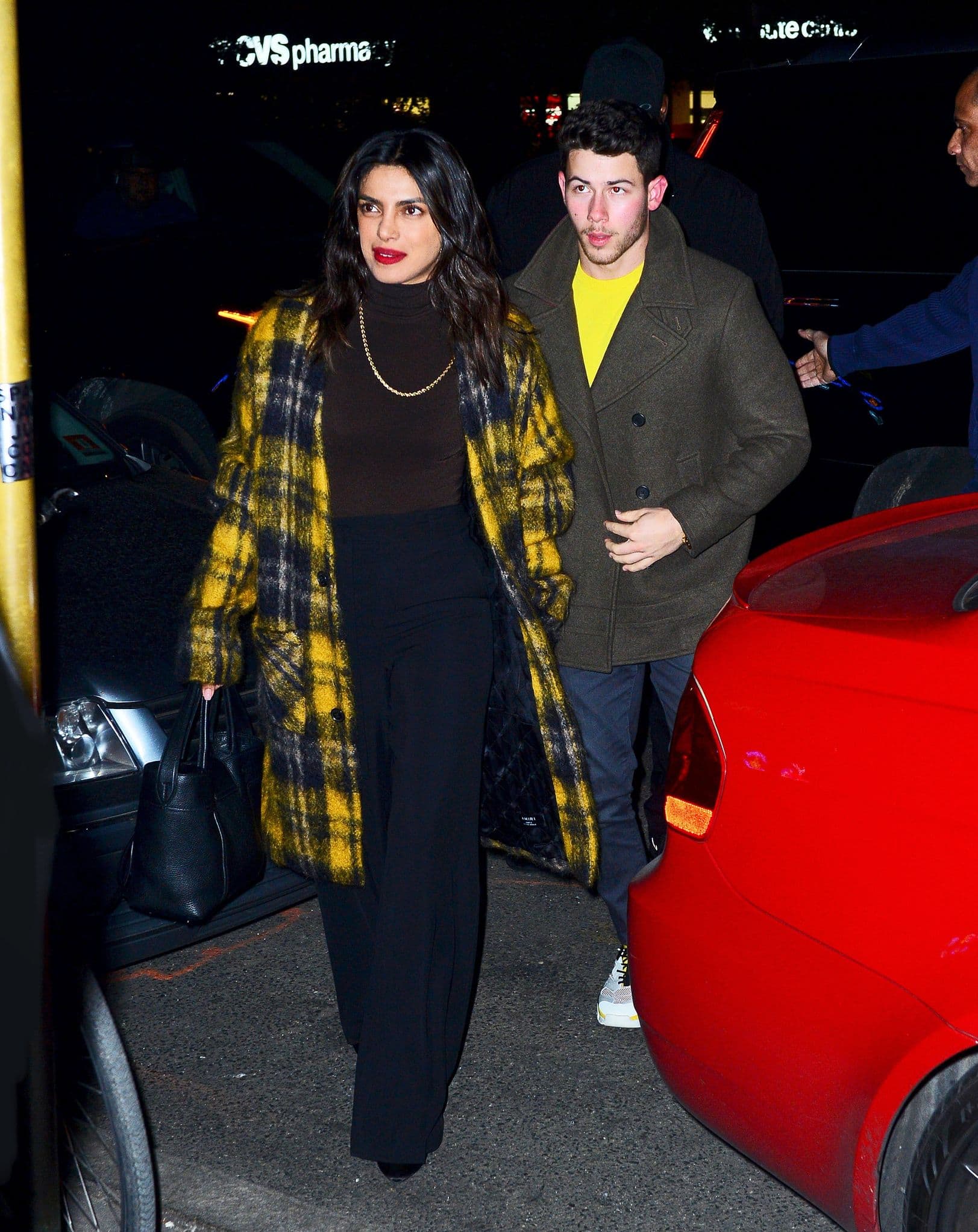 न्यूयॉर्क में मैंचिंग आउटफिट में साथ दिखे निक जोनास और प्रियंका चोपड़ा, यहां हैं तस्वीरें