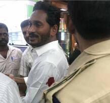 YSR कांग्रेस के चीफ जगन मोहन रेड्डी पर विशाखापट्नम एयरपोर्ट पर हमला, सुरक्षित