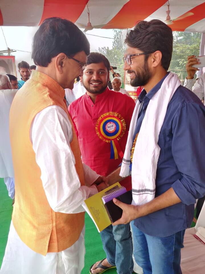 इस रैली में दलित नेता और गुजरात से विधायक जिग्नेश मेवाणी भी शामिल हुए. तस्वीर में कन्हैया कुमार के अलावा बिहार प्रदेश कांग्रेस के अध्यक्ष मदन मोहन झा दिख रहे हैं.