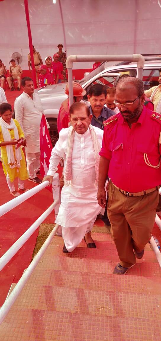 वरिष्ठ समाजवादी नेता शरद यादव देशभर में घूमघूम कर विपक्ष को एकजुट करने में जुटे हैं. वे साफ कर चुके हैं कि 2019 के चुनाव में महागठबंधन का कोई पीएम चेहरा नहीं होगा. चुनाव के बाद ये तय होगा. आज सीपीआई के रैली में वे भी शामिल हुए.