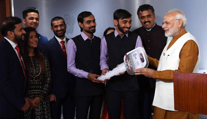 दुनियाभर में बढ़ती महंगाई और मंदी के बीच सूरत के हीरा व्यापारी सावजी ढोलकिया ने अपने सभी 600 कर्मचारियों को दिवाली बोनस के रुप में कार गिफ्ट कर चुके हैं. इस बार खास बात यह रही कि वर्कर्स को यह तोहफा पीएम के हाथों मिला. तस्वीर: फेसबुक