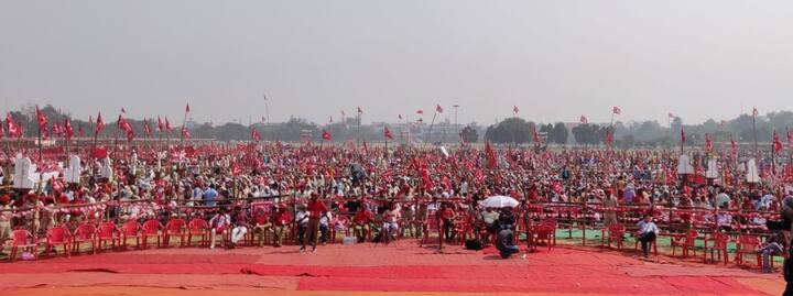 इस तस्वीर को शेयर करते हुए कन्हैया कुमार ने लिखा, ''तस्वीर साफ़ बता रही है कि जनता संविधान और लोकतंत्र के दुश्मनों का सामना करने के लिए कमर कस चुकी है. शिक्षा, खेती-किसानी आदि को बचाने का जज़्बा लेकर पटना के गाँधी मैदान को लाल झंडों से पाट देने वाले सभी साथियों का स्वागत है.''