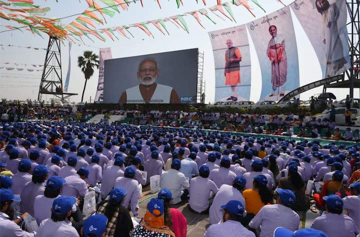 काजल ने आगे बताया कि हमारे साथी वर्कर्स को ये नहीं पता था कि उन्हें बोनस के रुप में पीएम से वीडियो कॉन्फ्रेंसिंग के जरिए बात करने का मौका मिलेगा. तस्वीर: फेसबुक
