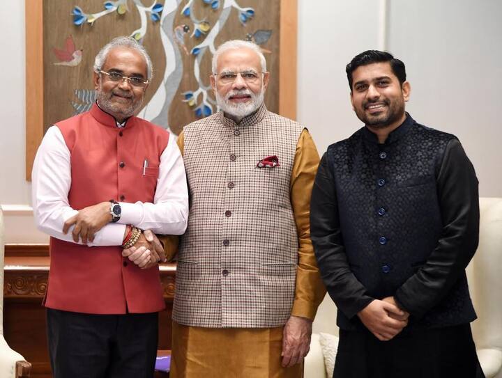 श्री हरि कृष्णा एक्सपोर्ट्स के चैयरमैन ने बताया कि यह पहली बार है जब कंपनी में काम कर रहे कर्मचारियों को तोहफा देश के प्रधानमंत्री के हाथों मिला. तस्वीर: फेसबुक