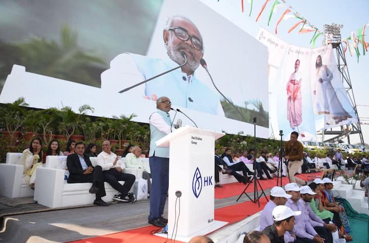 इस दौरान ढोलकिया कंपनी के सभी वर्कर्स को संबोधित करते भी दिखे. तस्वीर: फेसबुक