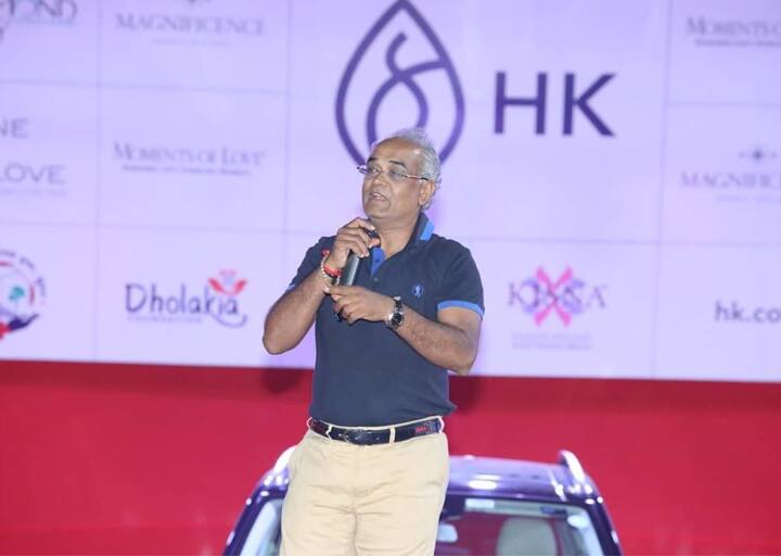 सावजी भाई ढोलकिया की हरे कृष्ण डायमंड एक्सपोर्ट कंपनी में करीब 5500 कमर्चारी काम करते हैं. उनकी कंपनी का वार्षिक टर्नओवर 6 हजार करोड़ रुपये है. ये डायमंड कारोबारी पहले भी अपने कर्मचारियों को पहली बार करीबन 1200 कर्मचारियों को कार, फ्लैट और ज्वैलरी गिफ्ट में देकर चर्चा में आये थे. तस्वीर: फेसबुक