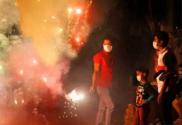 सीएसआईआर के इन ग्रीन पटाखों के जरिए खतरनाक नाइट्रस ऑक्साइड और सल्फर डाइऑक्साइड के साथ ही छोटे-छोटे कणों के उत्सर्जन में भी 30 से 35 फीसद कमी आ सकेगी. तस्वीर: गूगल फ्री इमेज