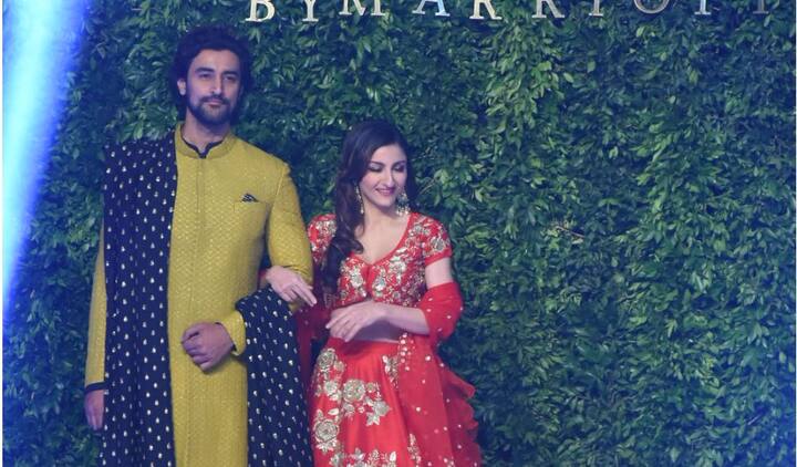 सोहा के साथ अभिनेता कुनाल कपूर भी रैंप पर उतरे.