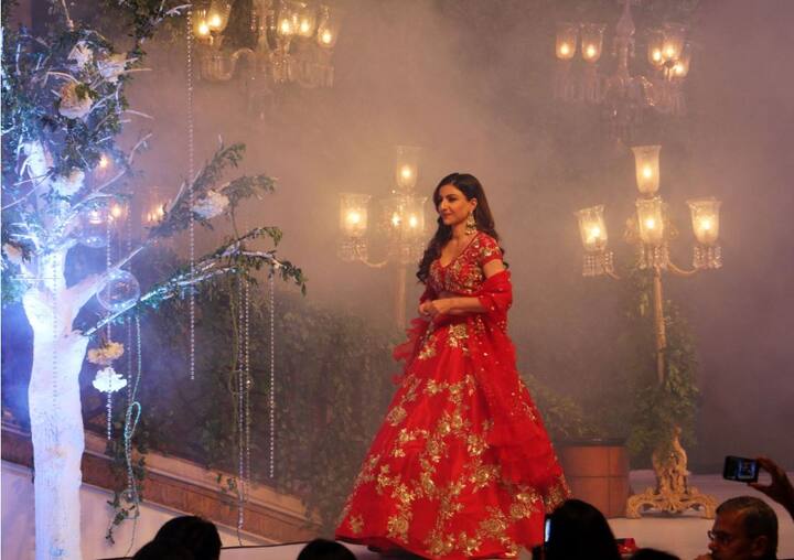 सोहा जब रेड लहंगे में दुल्हन की तरह रैंप पर उतरीं तो वहां मौजूद सभी लोगों ने दिल थाम लिया.