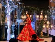 दुल्हन के लिबास में जब रैंप पर उतरीं सोहा तो देखने वालों ने दिल थाम लिया, देखें तस्वीरें