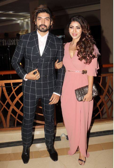 इस शो में अभिनेता गुरमीत चौधरी भी पत्नी के साथ पहुंचे.