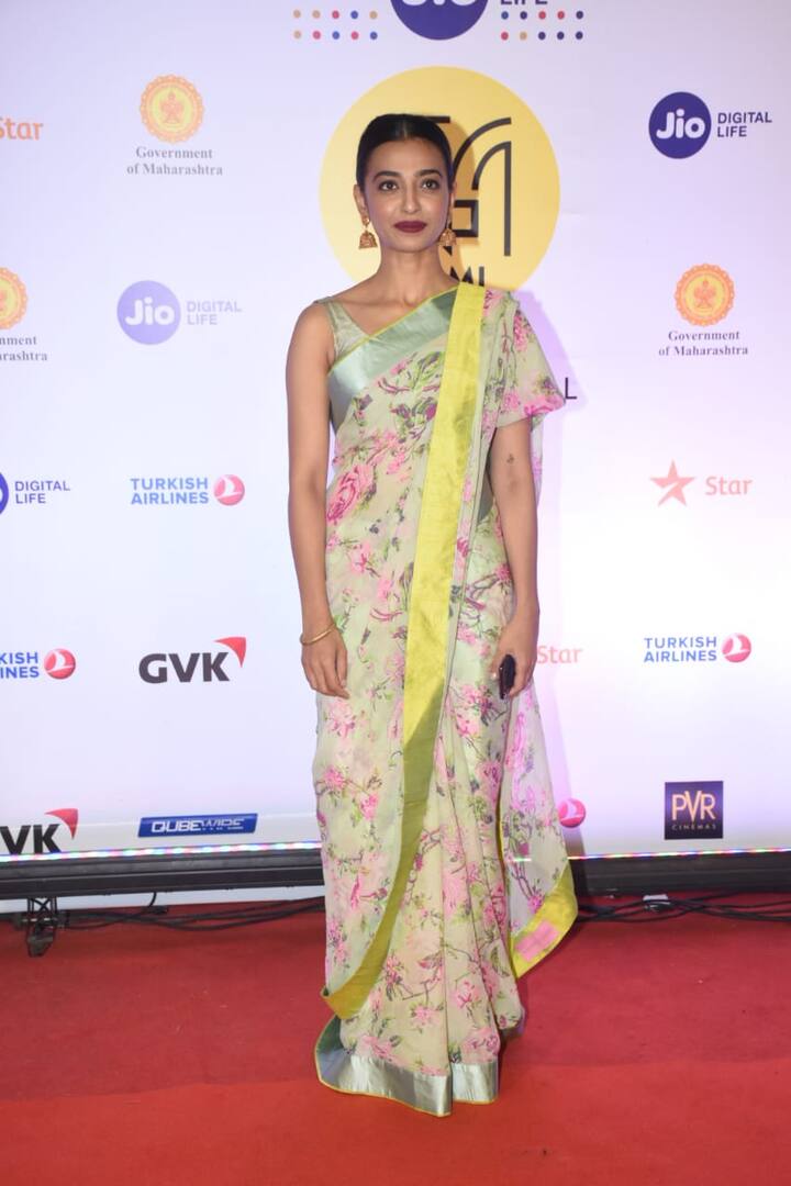 अभिनेत्री राधिका आप्टे इस फेस्टिवल में शिरकत करने साडी़ में पहुंचे.