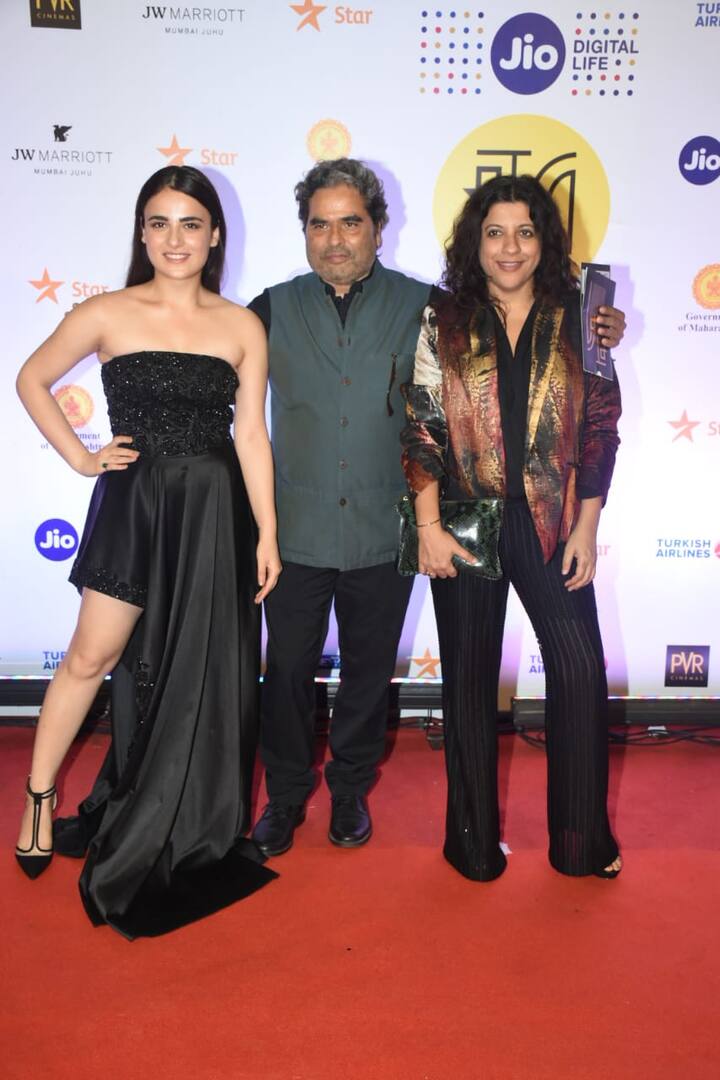 राधिका और जोया अख्तर ने विशाल भारद्वाज के साथ रेड कार्पेट पर पोज दिया.