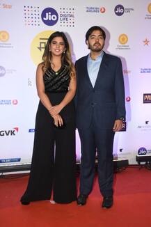 MAMI 2018: फिल्म फेस्टिवल में शिरकत करने भाई अनंत संग पहुंचीं ईशा अंबानी, देखें तस्वीरें
