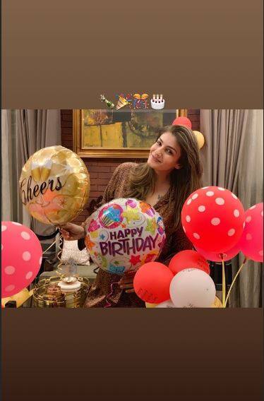 परिवार और बच्चों से ये सरप्राइज पाकर रवीना काफी खुश हुईं. उन्हें ये तस्वीरें अपने इंस्टा स्टोरी पर शेयर की हैं.