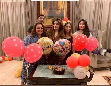 इसके बाद आधी रात को उन्हें घर पर बर्थडे की सरप्राइज पार्टी भी मिली.