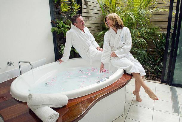 करवा चौथ के दिन महिलाएं दिनभर निर्जल रहकर पति की लंबी उम्र के लिए करवा चौथ का उपवास रखते हैं. इस मौके पर ना सिर्फ सिरदर्द बल्कि स्ट्रेस भी बढ़ता है. ऐसे में आप करवाचौथ के दिन खास कपल स्पा बुक करवाएं. इससे आप दोनों क्वालिटी टाइम बिताइए और पार्टनर को सरप्राइज भी दीजिए. ये सरप्राइज आप उस समय दें जब आपकी पार्टनर सर्गी लेने के लिए तैयार हो. फोटोः गूगल फ्री इमेज