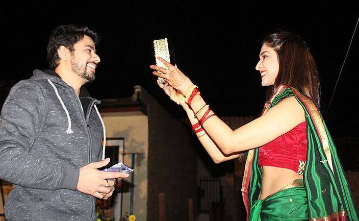 कार्तिक मास के कृष्ण पक्ष की चतुर्थी को सुहागिनें करवाचौथ मनाती हैं. इस बार करवाचौथ 27 अक्टूबर 2018 को देशभर में मनाया जाएगा. आज इस मौके पर हम आपको बता रहे हैं कैसे आप करवा चौथ पर रोमांटिक गिफ्ट देकर अपने पार्टनर को खुश कर उनका दिन बना सकते हैं. फोटोः गूगल फ्री इमेज