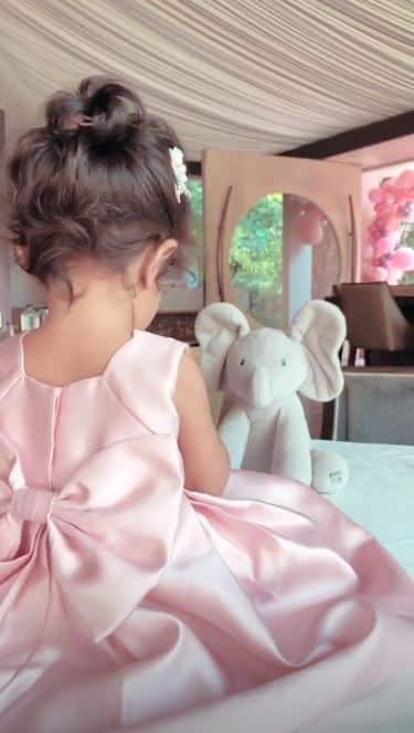 पिंक फ्रॉक में अरिन की इन बेहद क्यूट तस्वीरों को सोशल मीडिया पर काफी पसंद किया जा रहा है. (Photo: simply.asin) 