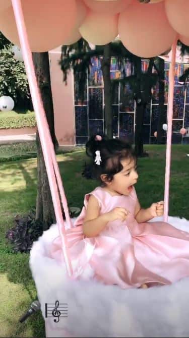 फैंस स्टार किड की इन तस्वीरों को लाइक और शेयर करते नहीं थक रहे हैं. (Photo: simply.asin) 