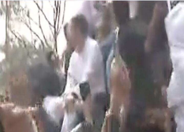 राहुल गांधी प्रदर्शन के दौरान पुलिस बैरिकेड पर चढ़ गए. सीबीआई मुख्यालय के बाहर कांग्रेस प्रदर्शन कर रही है. 