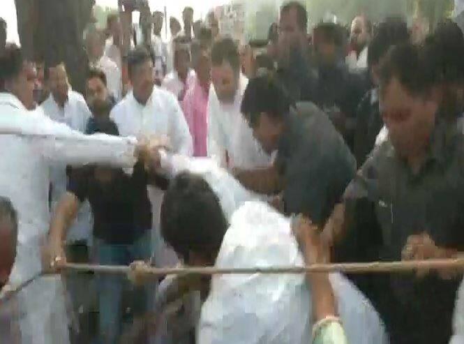 इस दौरान कांग्रेस अध्यक्ष राहुल गांधी पार्टी के हजारों कार्यकर्ताओं के साथ पैदल मार्च के लिए आगे बढ़ते रहे.