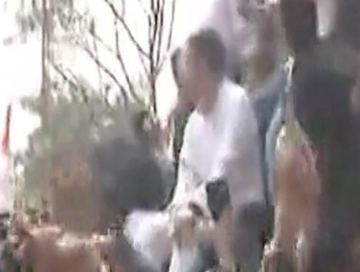 कांग्रेस अध्यक्ष राहुल गांधी लंबे समय तक पुलिस बैरिकेड पर बैठे रहे 