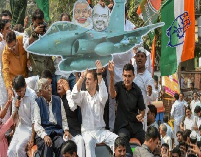 कांग्रेस अध्यक्ष राहुल गांधी ने शुक्रवार को हजारों पार्टी कार्यकर्ताओं के साथ मिलकर दिल्ली में सीबीआई दफ्तर तक पैदल मार्च किया. कांग्रेस पार्टी ने आज यह प्रदर्शन सीबीआई निदेशक आलोक वर्मा को छुट्टी पर भेजे जाने के विरोध में किया. इसमें लोकतांत्रिक जनता दल के नेता शरद यादव, भाकपा नेता डी राजा और तृणमूल कांग्रेस के नदीम-उल-हक भी शामिल हुए. 