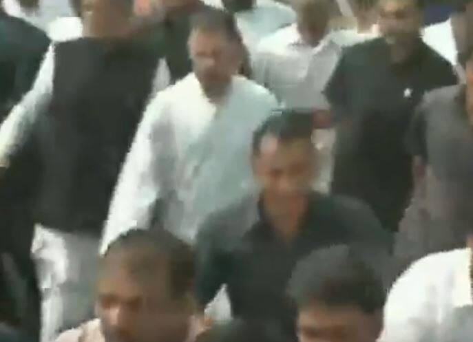 कांग्रेस अध्यक्ष राहुल गांधी ने दिल्ली में दयाल सिंह कॉलेज से लेकर लोधी रोड स्थिति सीबीआई मुख्यालय तक पार्टी के हजारों कार्यकर्ताओं के साथ मिलकर पैदल मार्च किया. प्रदर्शनकारियों पर दिल्ली पुलिस ने पानी की भी बौछारें की.