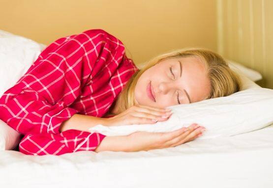 आज की भागदौड़ की जिंदगी में लोगों को रात को ठीक से नींद ना आने की समस्या हो जाती है. ऐसे में लोगों को बेहतरीन नींद देने के लिए जापान के एक वेडिंग ऑर्गनाइजर ने बेहतरीन तरीका खोज निकाला है. फोटोः गूगल फ्री इमेज