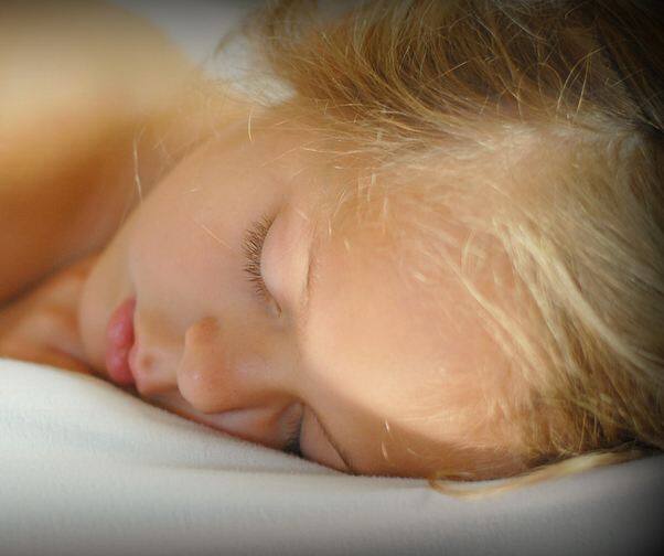 क्रेजी इन कंपनी के फाउंडर काजुहिको मोरियामा का कहना है कि जो लोग रात में बेहतर नींद लेते हैं वो अपने काम में बेहतर परफॉर्म करते हैं. इतना ही नहीं, पांच दिन में रोजाना 6 घंटे नींद पूरी करने वाले लोग भी बेहतर परफॉर्म करते हैं. फोटोः गूगल फ्री इमेज