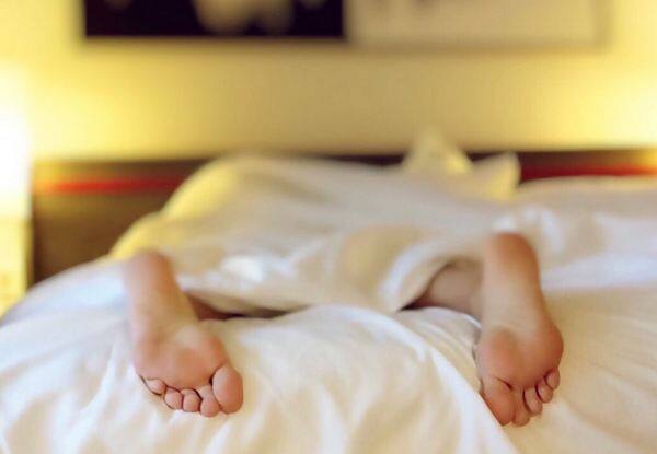 काजुहिको ने एक ऐसी ऐप बनाई है जो ये ट्रैक करता है कि लोग एक सप्ताह में कितने घंटे सोए. जो लोग सप्ताह में 5 दिन कम से कम 6 घंटे की नींद लेते हैं उन्हें अवॉर्डिड प्वॉइंट मिलते हैं. फोटोः गूगल फ्री इमेज