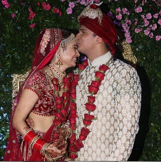  बिग बॉस 9, रोडीज और स्प्लिस्टविला 8 जैसे रियलिटी शोज जीत चुके प्रिंस नरुला और एक्ट्रेस युविका चौधरी की शादी के बाद की तस्वीरें सामने आ गई हैं. फोटोः इंस्टाग्राम 