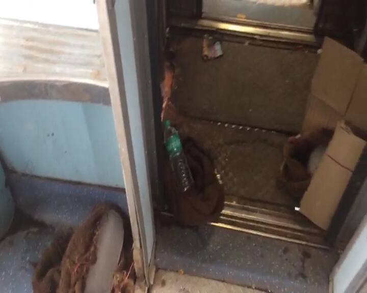 मुंबई: एक्सप्रेस ट्रेन के शौचालय में रखे बर्फ से ठंडे किए गए खाने पीने के समान MUMBAI: food kept in the toilet of the express train मुंबई: एक्सप्रेस ट्रेन के शौचालय में रखे बर्फ से ठंडे किए गए खाने पीने के समान