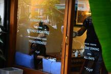 \'मोहब्बतें\' फेम किम शर्मा के साथ लंच डेट पर पहुंचे हर्षवर्धन राणे, सामने आईं ऐसी तस्वीरें