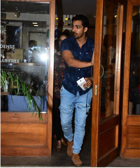 बाहर निकलते समय इन्हें पैपराजी ने साथ में क्लिक भी कर लिया.