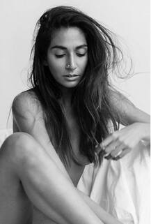 मोनिका डोगरा ने ब्लैक बिकिनी में खिंचवाईं ये बेहतरीन तस्वीर, देखें तस्वीरें