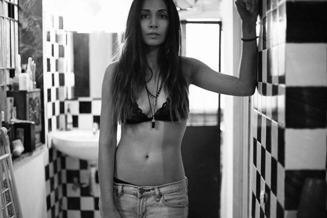 सिंगर और एक्ट्रेस मोनिका डोगरा ने एक तस्वीर इंस्टाग्राम पर शेयर की है जिसमें वो हॉट लुक में दिख रही हैं. पॉपुलर रियलिटी शो 'खतरों के खिलाड़ी' के सीजन 8 में नज़र आ चुकी हैं. तस्वीर: इंस्टाग्राम