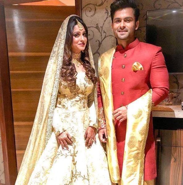 कलर्स टीवी के मशहूर सीरियल 'सासुरल सिमर का' की अभिनेत्री दीपिका कक्कड़ इन दिनों बिग बॉस 12 घर के अंदर बंद हैं. उन्होंने इस अपने साथी कलाकार और ब्वॉयफ्रेंड शोएब इब्राहिम से शादी रचाई थी. दीपिका और शोएब टीवी के सबसे प्यारी जोड़ियों में से एक हैं. यह देखना दिलचस्प होगा कि बिग बॉस के शो में दीपिका अपने पति के लिए कितनी उत्सुक हैं.