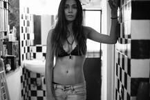 मोनिका डोगरा ने ब्लैक बिकिनी में खिंचवाईं ये बेहतरीन तस्वीर, देखें तस्वीरें