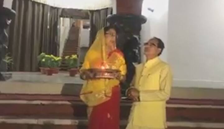 चंद्रमा को देखने के लिए खुद शिवराज पत्नी की मदद करते दिखे. यही वो पल जब दोनों के अटूट रिश्ते को सभी ने देखा.